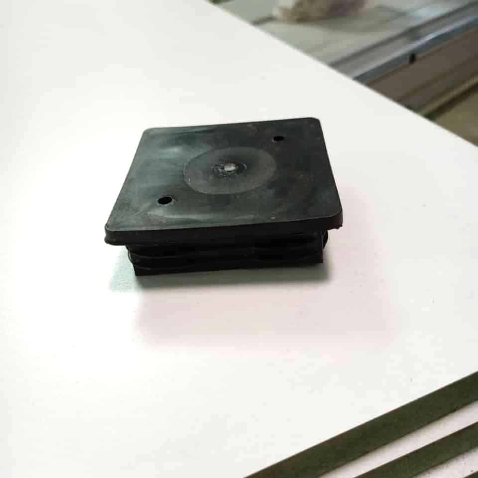 [LHS-914] Bịt nhựa đầu sắt hộp 75×75 LHS-914