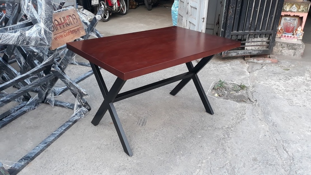 Bàn ăn nhà hàng khung chân sắt mặt gỗ cao su LHS-5641